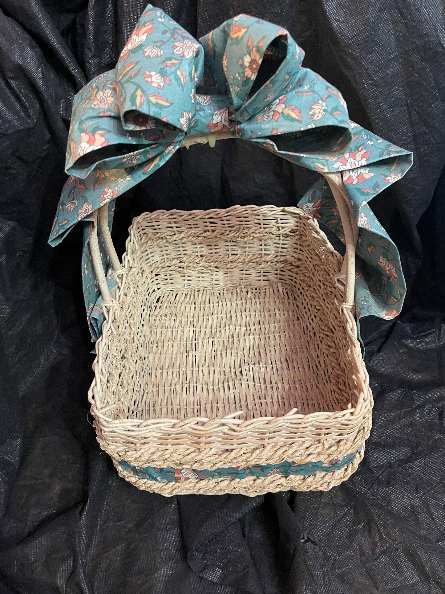 BASKET RENTAL TAN WICKER WOVEN RECTANGULAR SQUARE BASKET HANDLE