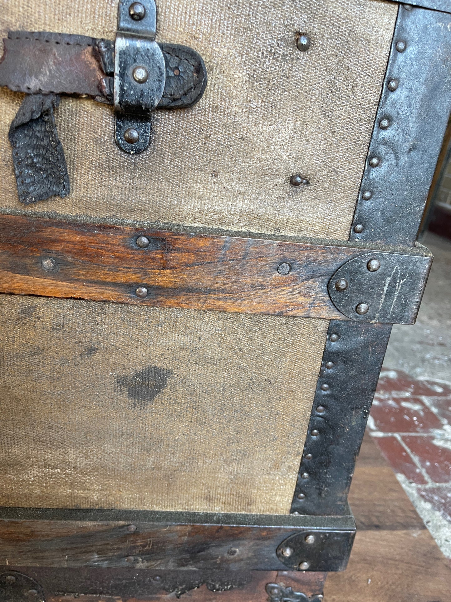 TRUNK RENTAL Grande Antique Rustic Wood Trunk