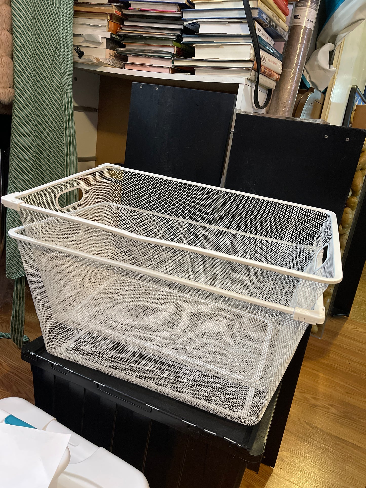 BASKET RENTAL white metal mesh large