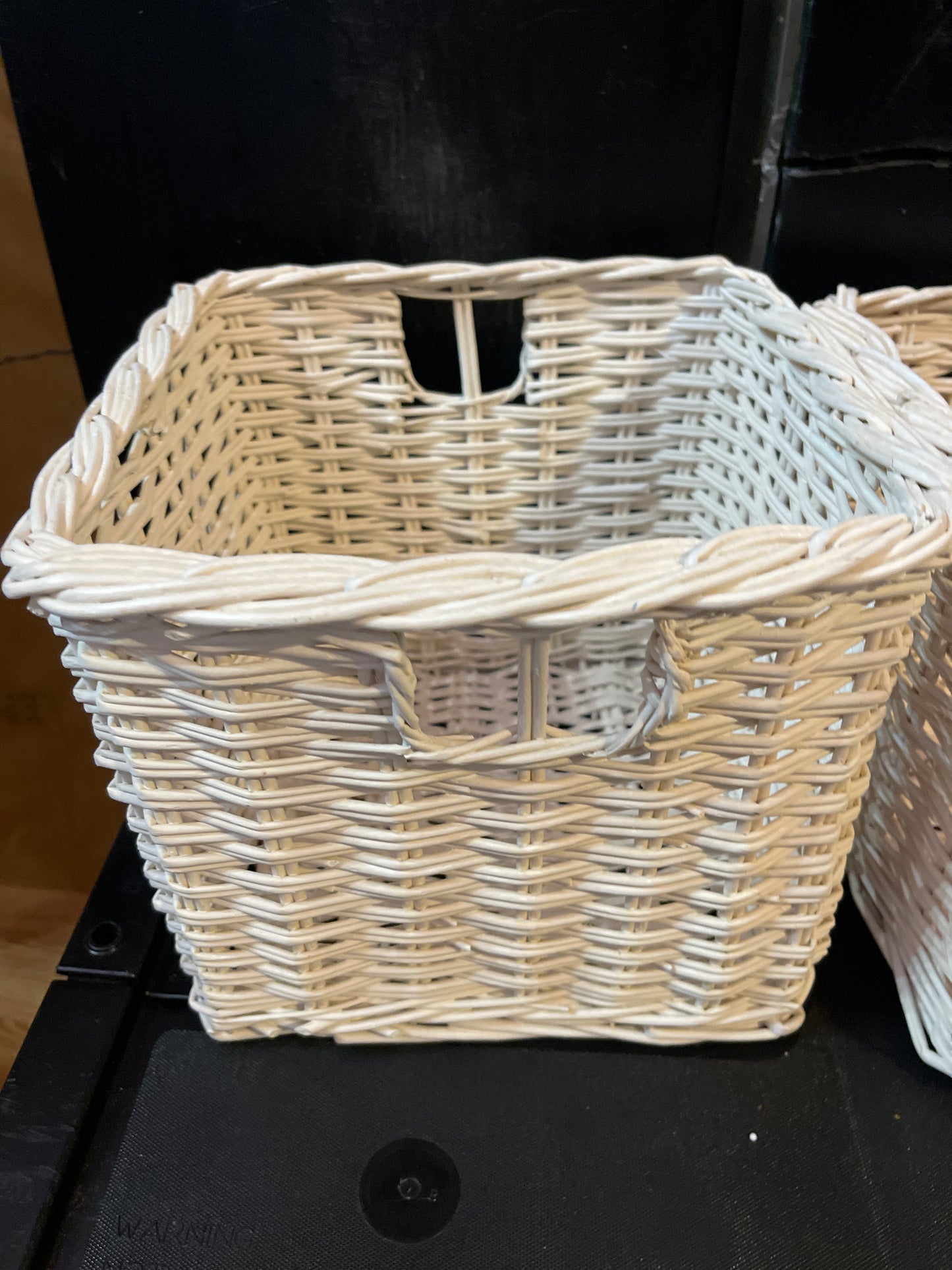 BASKET RENTAL white wicker