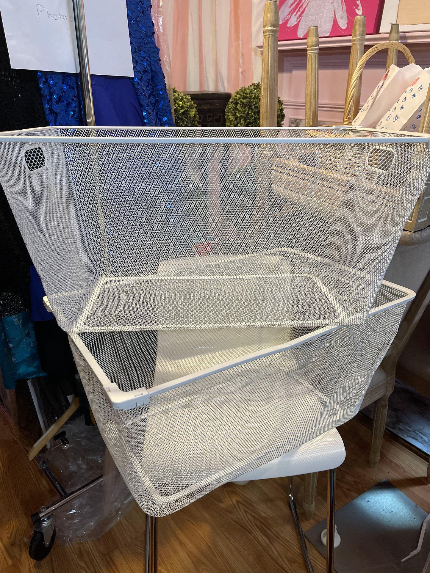 BASKET RENTAL white metal mesh large