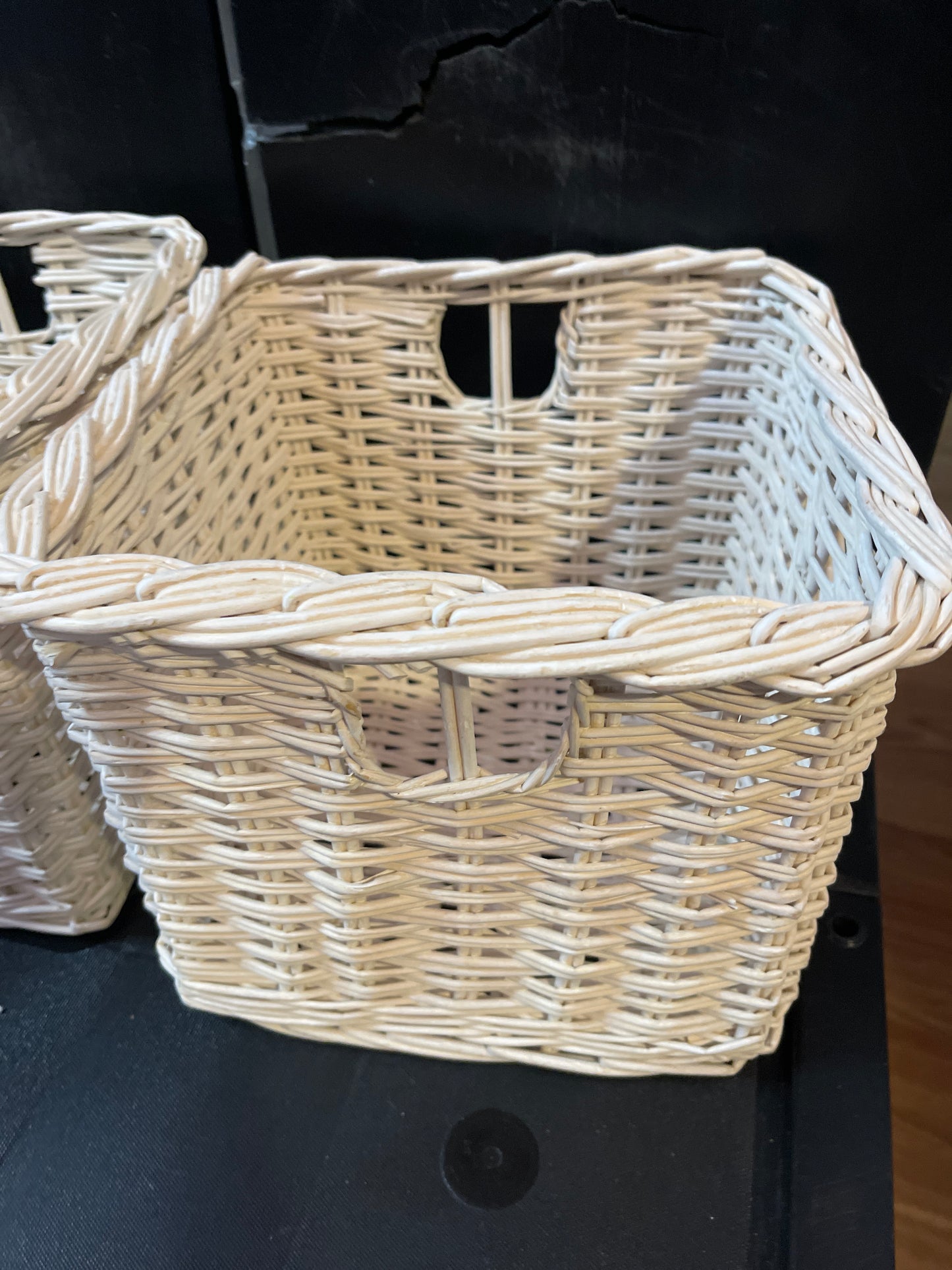 BASKET RENTAL white wicker