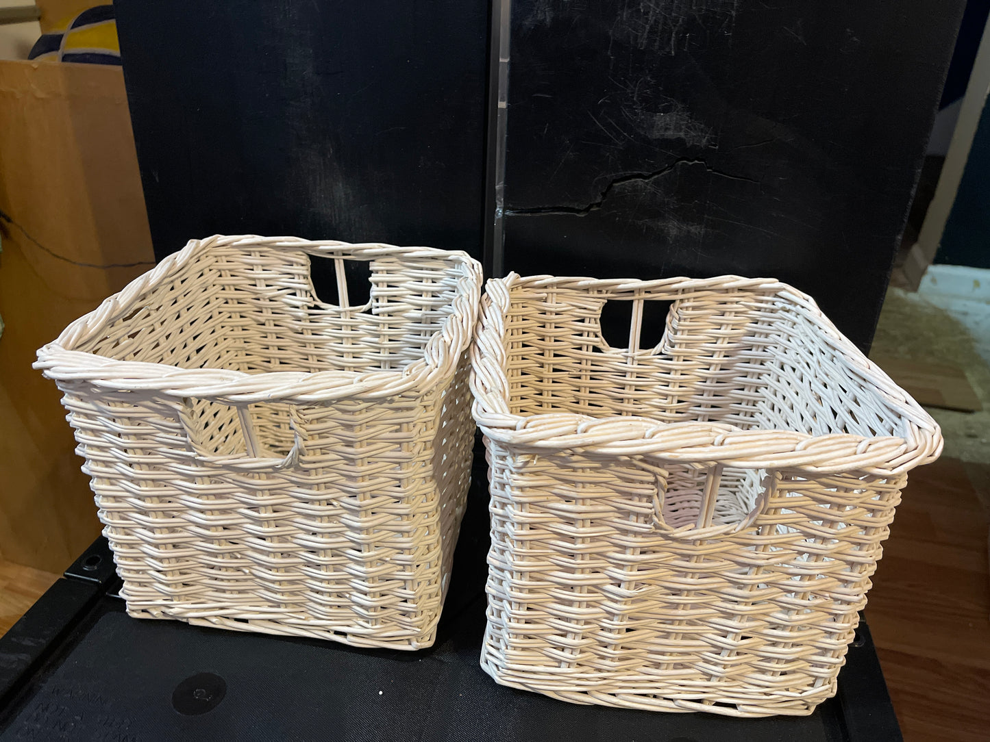 BASKET RENTAL white wicker