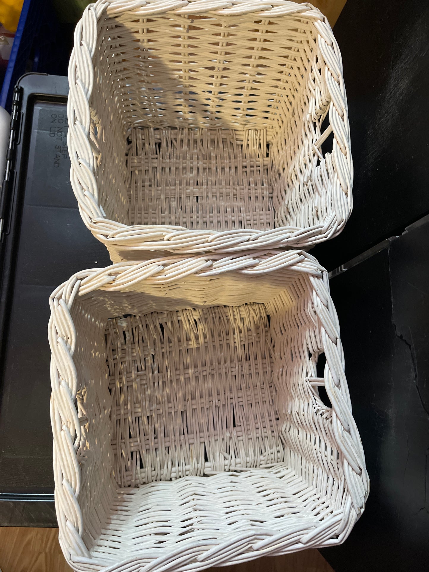 BASKET RENTAL white wicker