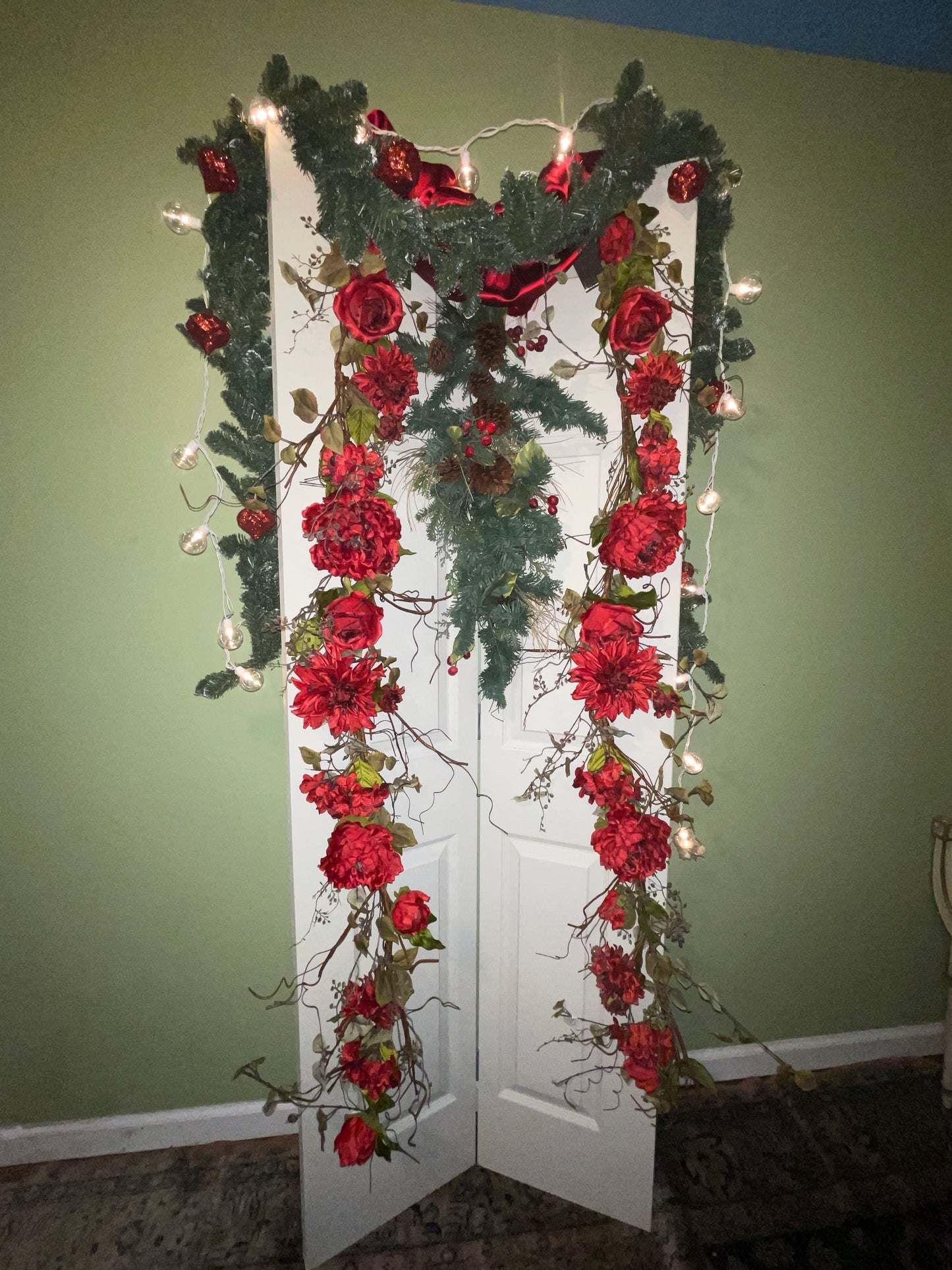 RENTAL HOLIDAY DECOR DOOR DIVIDER CORNER