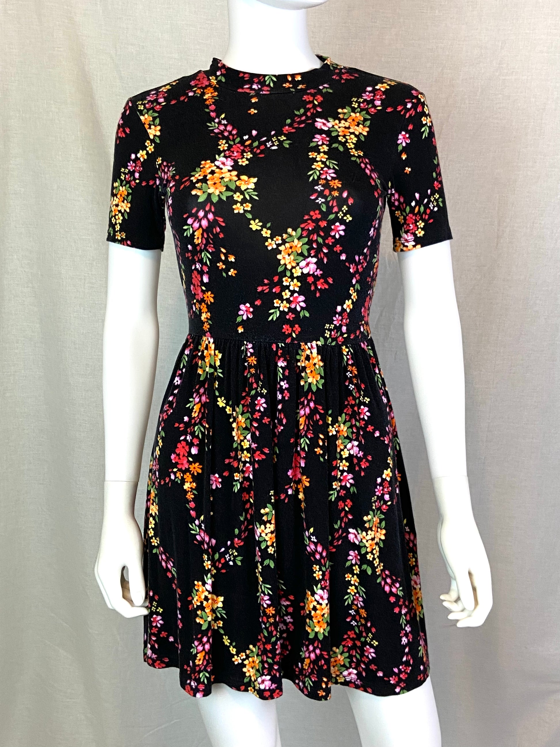Forever 21 Black Floral Open Back Dress Small ABBY ESSIE STUDIOS