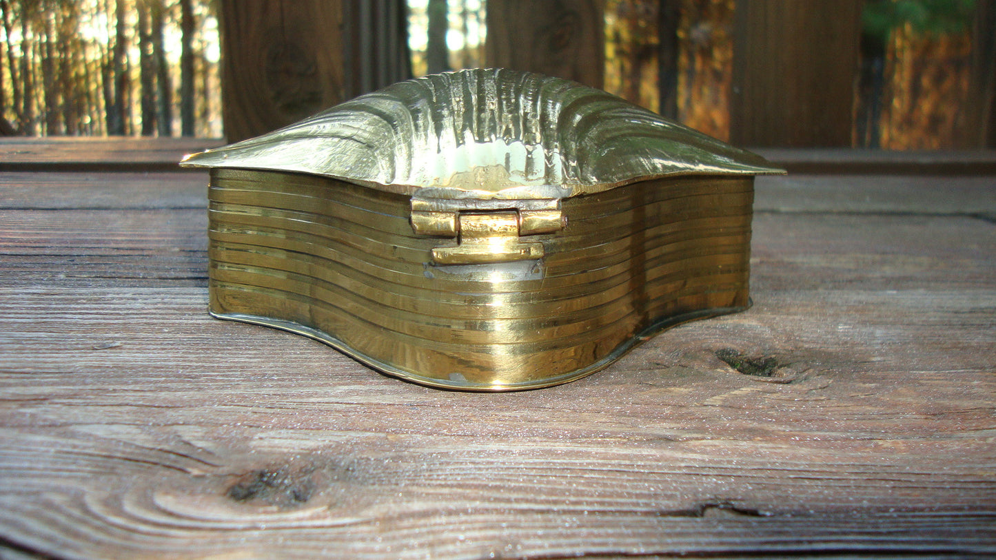 [SOLD] VINTAGE ANTIQUE BRASS SEASHELL CANDY DISH KEEPSAKE SCULPTURE HOLDER